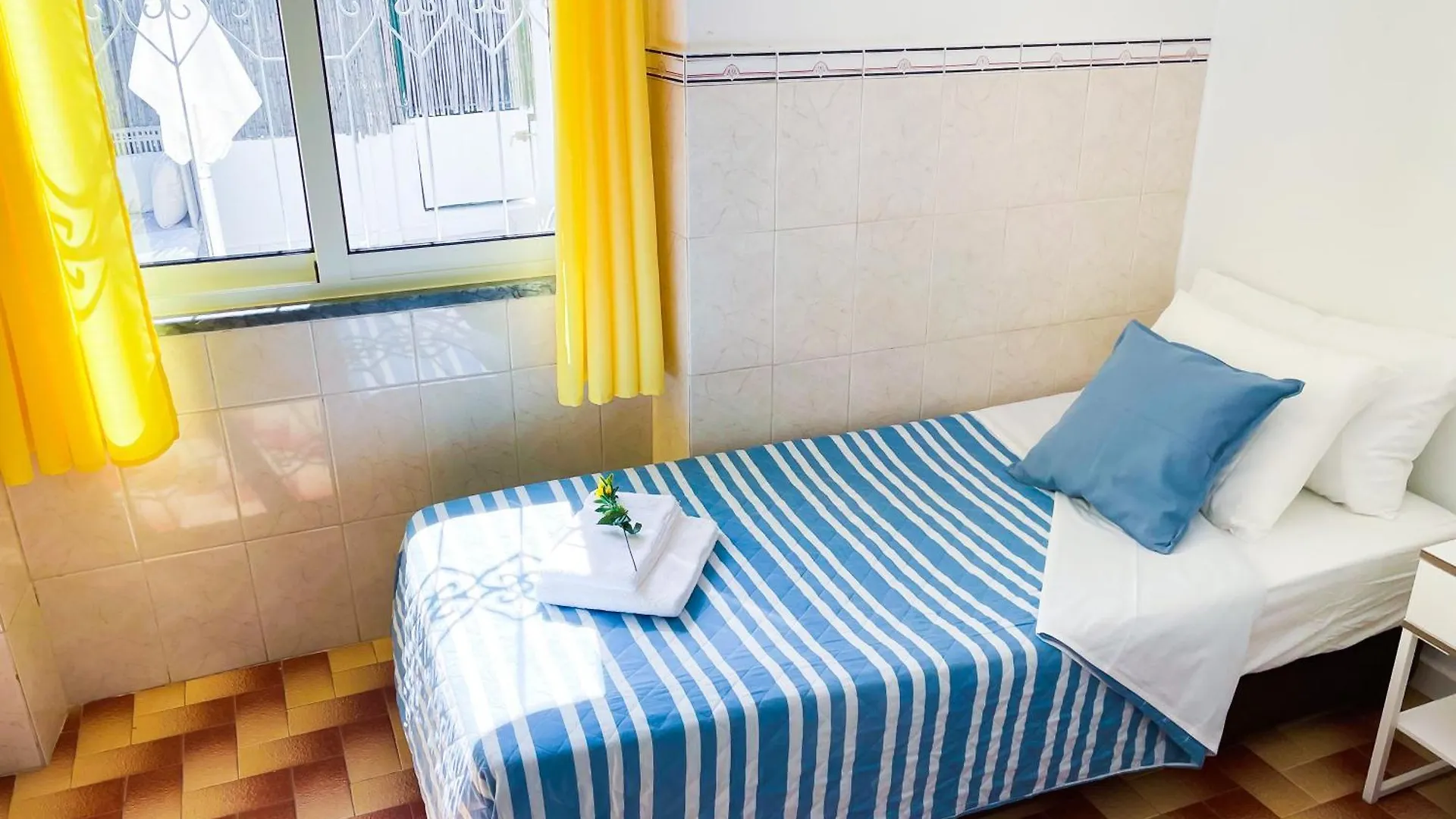 Central Olhao Home - Private Spacious Sunlit Patio 0*,  葡萄牙